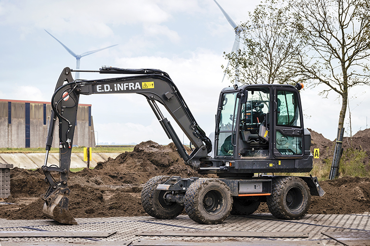 Kraan van aannemersbedrijf E.D. Infra uit Bleskengraaf