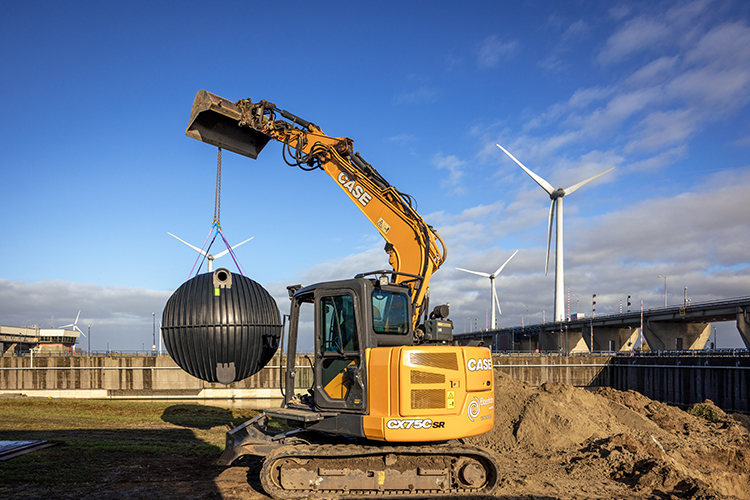 Septic tank wordt met behulp van een kraan naar de locatie bij de Krammersluizen in Bruinisse getransporteerd