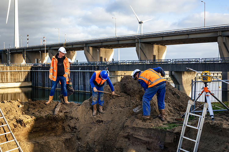 Aannemer E.D. Infra plaatst voorzieningen voor kantoorpand
