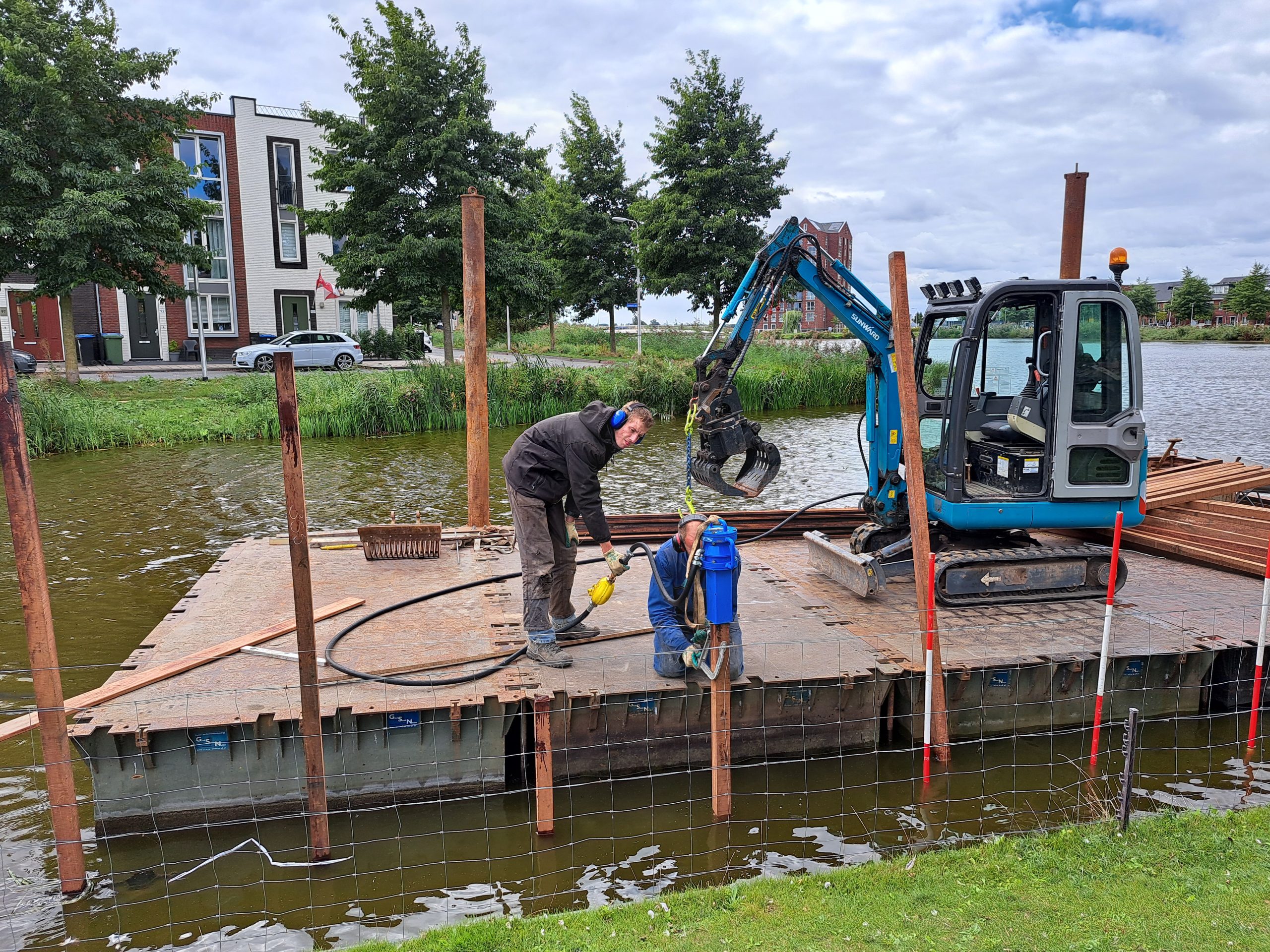 E.D. Infra legt een duurzame beschoeiing aan langs het water in Gouda