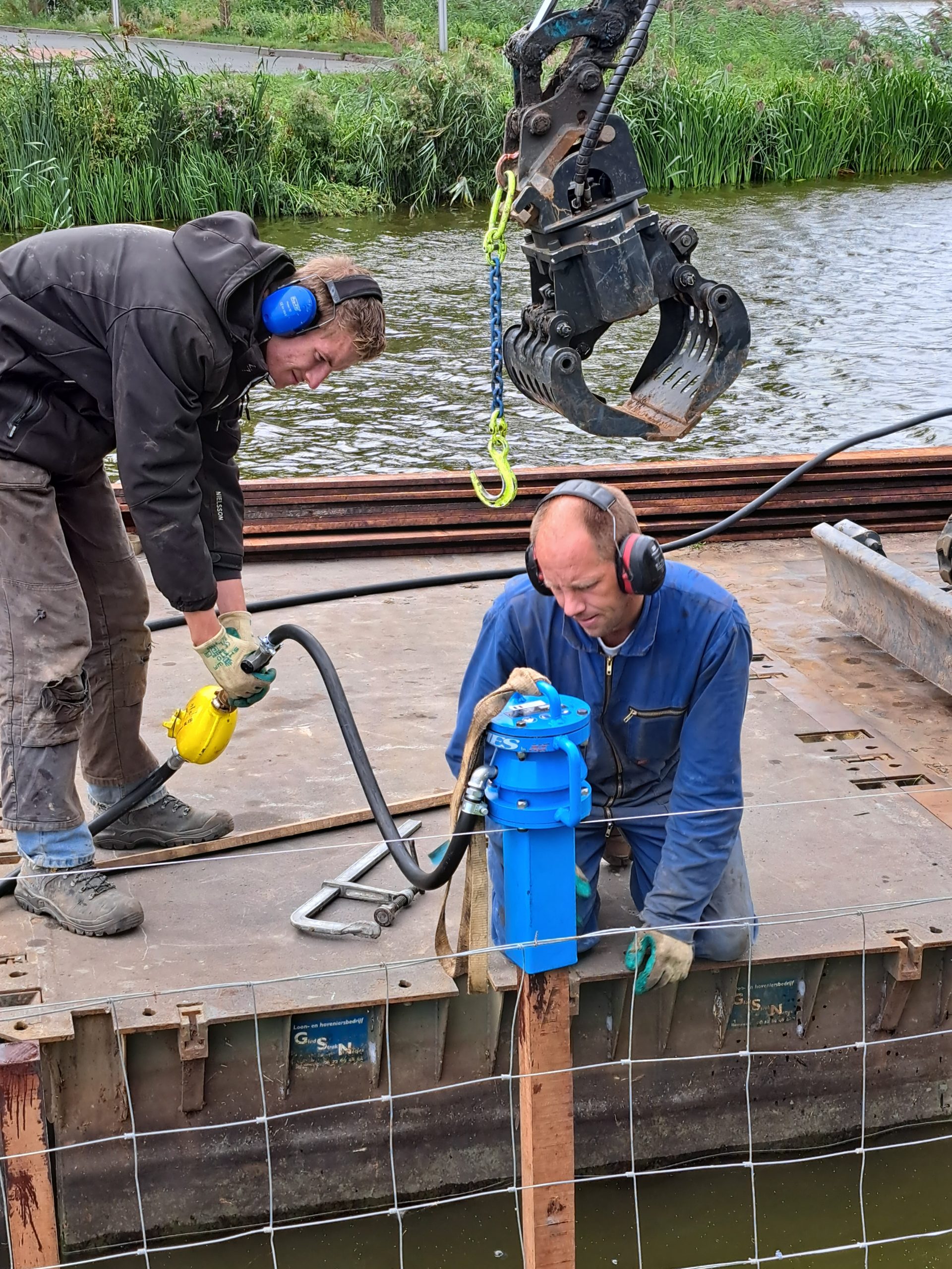 E.D. Infra installeert een natuurvriendelijke beschoeiing in Gouda met duurzame materialen