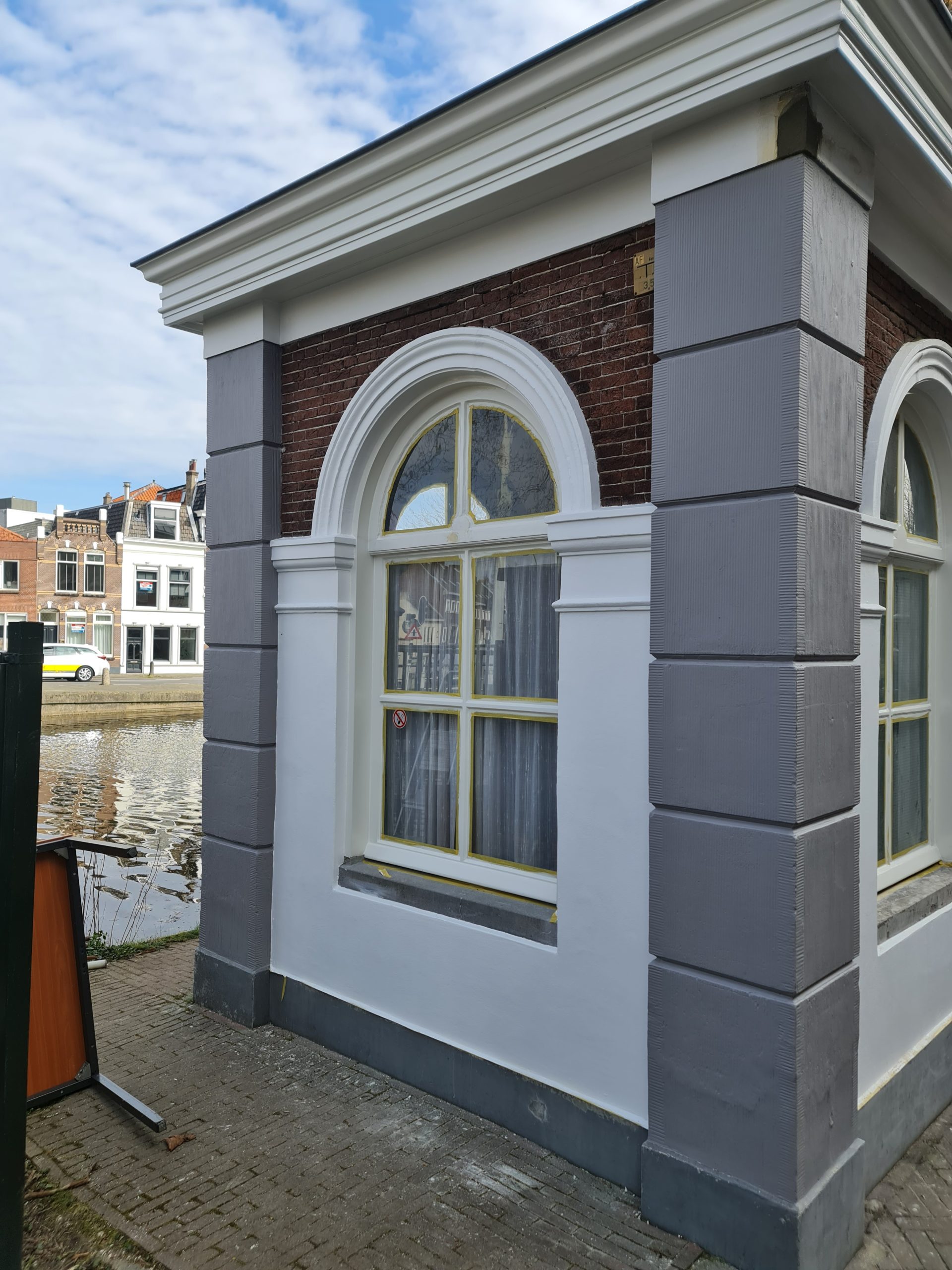 Restaureren van de gevel van het brugwachtershuisje door het team van E.D. Infra