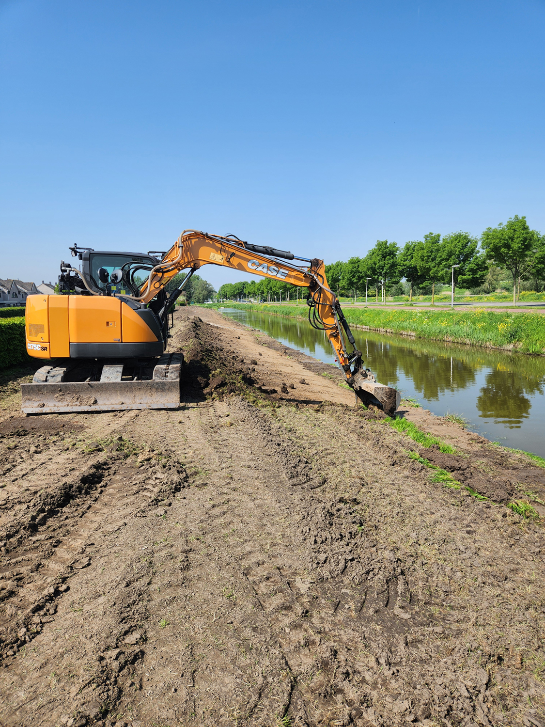 Start van de aanleg van een natuurvriendelijke oever in Spijkenisse door E.D. Infra