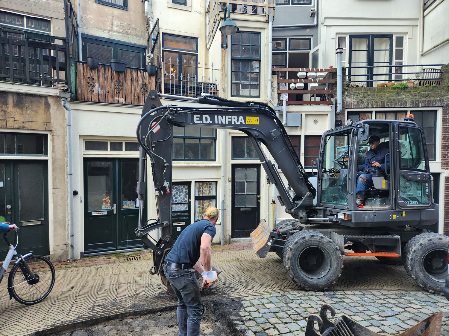 Start van de aanleg van gemetselde verharding bij de Sint Janskerk in Gouda