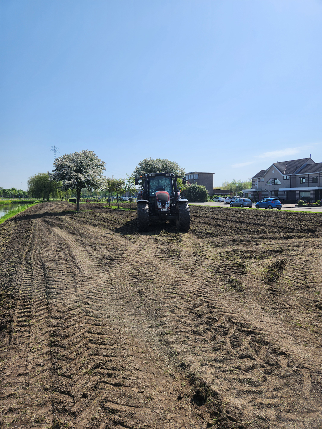 Start van de aanleg van een natuurvriendelijke oever in Spijkenisse door E.D. Infra