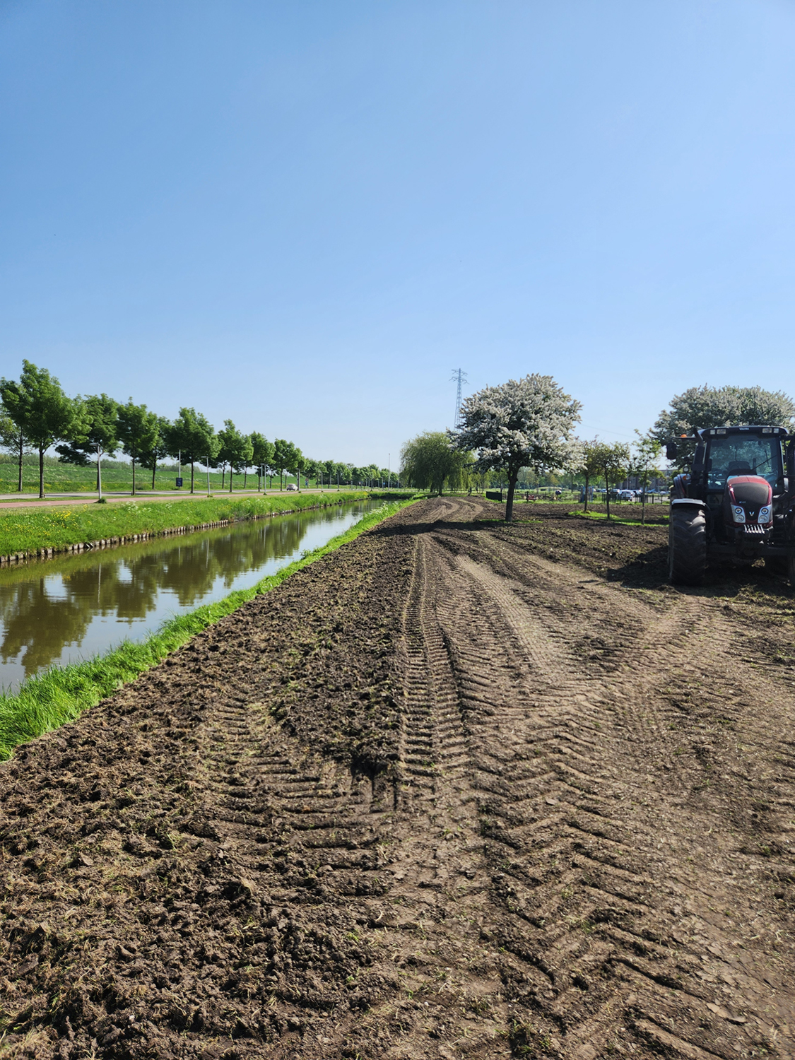 E.D. Infra medewerkers plaatsen oeverbescherming voor de natuurvriendelijke oever in Spijkenisse.