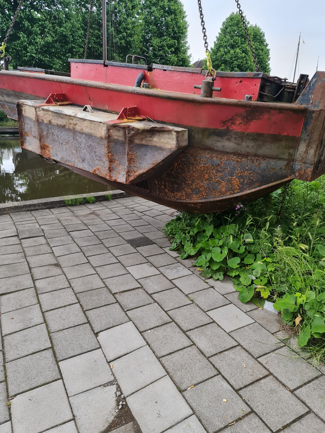 Verzamelen van verwijderde afvalmaterialen in de Museumhaven in Gouda