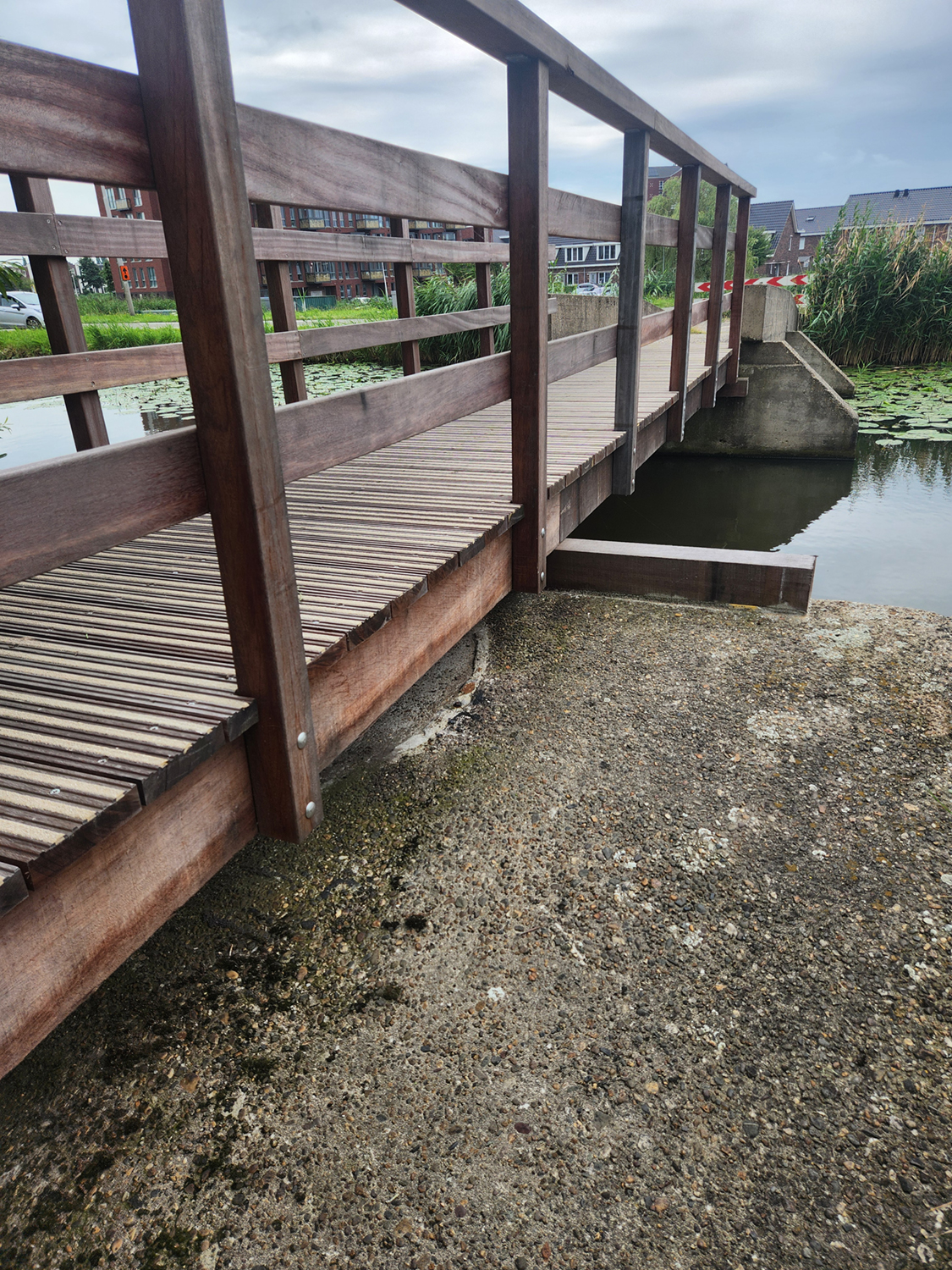 Detail van de nieuwe brug bij de 2e Moordrechtse Tiendweg in Gouda, met focus op de constructie en technische onderdelen