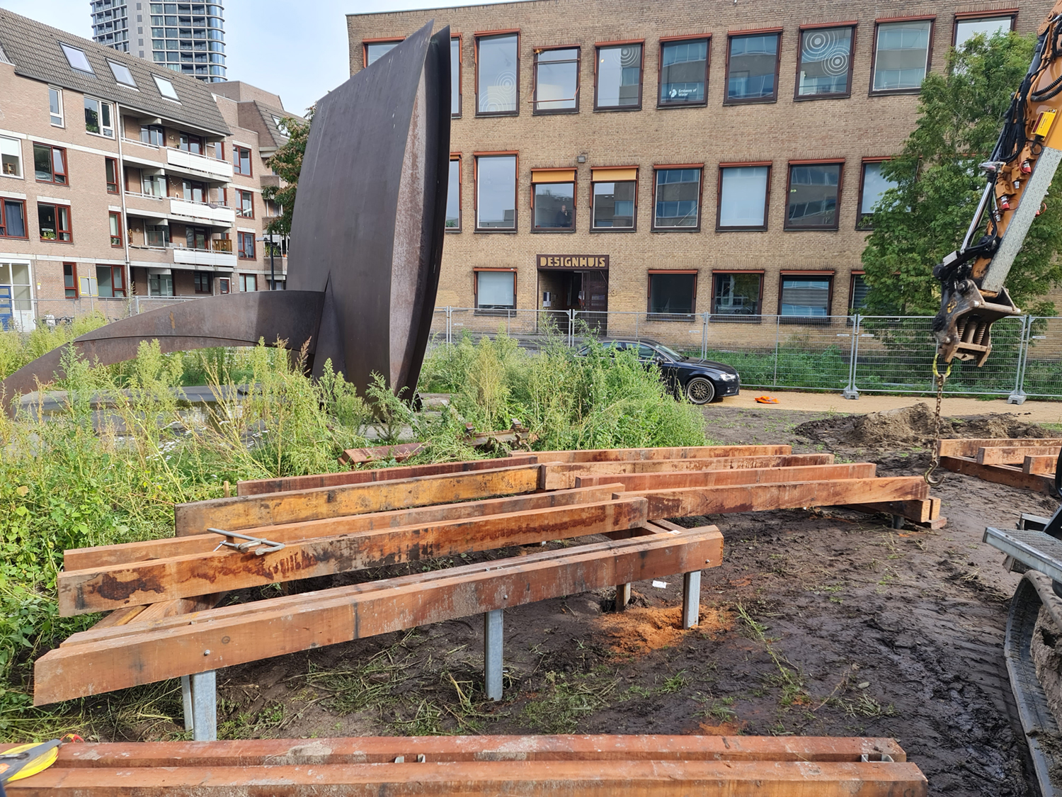 Natuurvriendelijke inrichting van het terrein van Unalab Designhuis in Eindhoven, met de loopvlonders en bruggen over de beekjes
