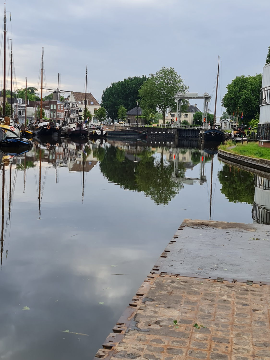 Schoon water in de Museumhaven na het vuil vissen