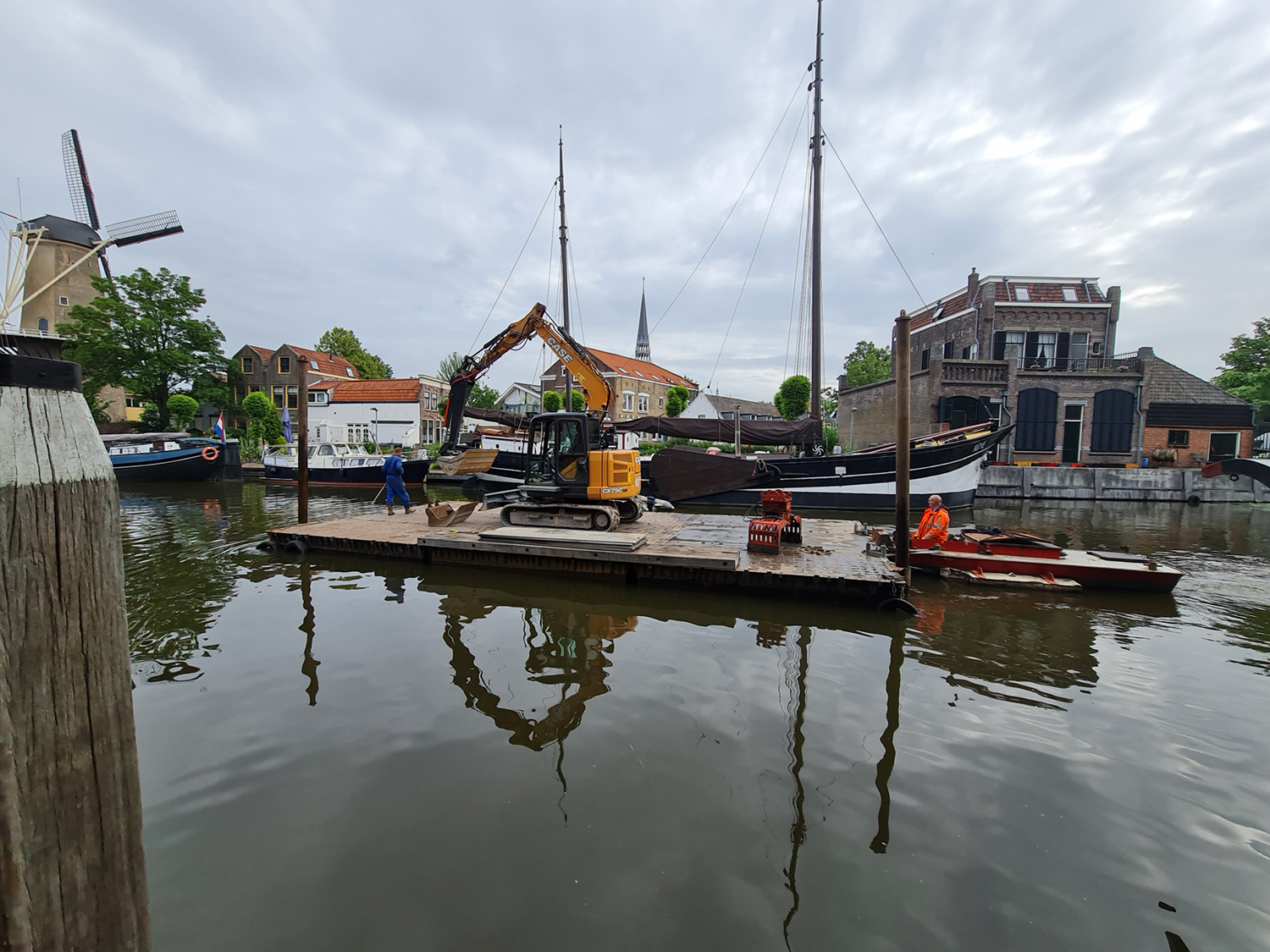 Start van het vuil vissen in de Museumhaven in Gouda